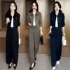 Elegante atuendo de otoño para mujer: un conjunto chic y favorecedor de dos piezas que presenta una chaqueta corta con cuello y pantalones de pierna ancha, perfecto para el trabajo
