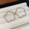 Pendientes de Flor de Aguja de Plata Estilo Coreano, Sensación de Lujo Ligero y Alta Gama, Pendientes de Moda Versátiles con un Diseño Único