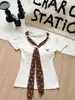 5250 # Camiseta feminina de manga curta com decote em V, slim fit de verão, comprimento curto, com design estiloso e detalhe de amarração, perfeita como peça básica