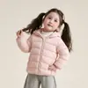 Jaqueta de Penas para Meninas Inverno 2026 Novo Estilo Casaco Proteção contra Frio Bebê Leve Estilo de Inverno Infantil Super Bonito Roupas de Inverno