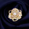 Broche de Camelia con Incrustaciones de Concha Natural y Circonita, Accesorio de Pin Versátil de Oro Cepillado de Alta Gama Exquisito para Abrigo, Perla