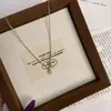 Collar Ultra-Delgado con Colgante de Flor de Cinco Hojas y Mini Pedrería Cadena de Suéter de Lujo de Alta Gama para Mujer