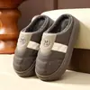Zapatos de algodón de invierno para hombre, talla extragrande, nuevo modelo 2026, pantuflas cálidas antideslizantes para uso en interiores en casa con forro de felpa y suelas gruesas para mujer