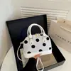 Bolso de mano nuevo, fresco y dulce con forma de concha para mujer, nuevo bolso de hombro y bandolera versátil de lunares para el verano 2026