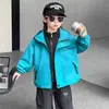 Jaqueta de Montanhismo Três em Um para Meninos Primavera e Outono 2026 Novo Estilo Jaqueta com Capuz Estilosa Infantil Roupas de Outdoor Tendência