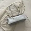 Este año, el estilo dulce y femenino está de moda, con bolsos pequeños cuadrados y bandoleras siendo populares.. Aquí hay algunos diseños nuevos de primavera 2026: bolsos de hombro ligeros y minimalistas y bolsos de axila de moda