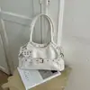 Bolso de axila para motocicleta con remaches de estrella coreana de nicho transfronterizo para mujer, nuevo estilo de chica popular 2026, bolso tote de gran capacidad