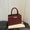 Bolso de mano vintage repujado, bolso tote estilo Kelly con adornos de cuentas de madera, cierre metálico y tamaño pequeño, perfecto para ir al trabajo estilo Melard