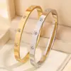 Pulseira de Aço Inoxidável, Pulseira Aberta em Formato de Flor com Diamantes para Mulheres, Luxo Leve e Alto Valor Estético, Pode Ser Usada no Banho, Pulseira de Aço Titânio Que Não Desbota