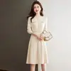 Novo vestido de outono e inverno feminino com cintura fina e design elegante, vestido suéter de malha para mulheres baixinhas