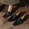 Mocasines Retro Simples de Piel de Oveja con Hebilla Metálica Redonda Pequeña 2026 Primavera Zapatos Individuales de Cuero Genuino con Corte Profundo de Tacón Medio Grueso para Mujer
