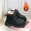 Botas de algodón para niños, nuevo estilo de invierno, botas Martin forradas de polar y engrosadas para niños, botas de cuero de algodón cálidas con suela suave para niñas, venta al por mayor.