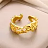 Europa y Estados Unidos anillo geométrico de gota de agua transfronterizo nuevo anillo chapado en oro para hombres y mujeres anillo de doble nudo fabricantes al por mayor
