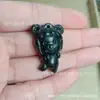 Directo de fábrica Jade de tinta natural de Xinjiang colgante de dibujos animados doce signos del zodíaco Rey de la Medicina talla en piedra colgante pequeño boutique venta al por mayor