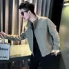 Chaqueta de cuello alto estilo americano para hombre, prenda exterior casual moderna y elegante para primavera y otoño, nuevo top versátil para hombre 2026
