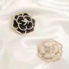 Broche de Camelia de Perlas de Lujo Ligero de Alta Calidad Aleación Goteo de Aceite Clásico Vintage Rosa Pin Fijo Antideslizante