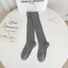 Calcetines de pantorrilla para mujer primavera y otoño jk calcetines japoneses de color liso para niños calcetines altos hasta la rodilla de micro-presión calcetines altos hasta la rodilla gris oscuro sin costuras al por mayor