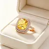 Anillo Zi Yu Lujo Ligero Gama Alta Cristal Rosa Circonita para Mujer Cuadrado Índice Completamente Diamantado Moda Versátil Venta Directa de Fábrica