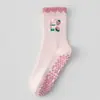 Meias de Yoga Personalizadas Femininas Meia de Cano Médio Antiderrapante para Fitness Dança Chão Bordado Chá de Leite Meias Esportivas Profissionais Femininas