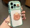 El accesorio Pink Pig West Highland se transforma instantáneamente en una funda arcoíris para Apple 17 y iPhone 16 Pro Max en colores caramelo