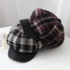 Gorra octogonal de moda a cuadros estilo coreano para mujer, gorra de artista de circunferencia de cabeza grande nueva, gorra de vendedor de periódicos estilo Hong Kong retro con visera de cuero