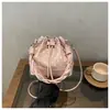 Bolsa de mão feminina da moda, estilo ins, com bolinhas e cordão, nova bolsa transversal versátil 2026, bolsa tote pequena super popular
