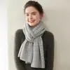 Novo cachecol 100% puro cashmere com um design meticulosamente trabalhado, macio, leve e durável. É um lenço estiloso e versátil, perfeito para usar ao ar livre e te manter aquecido(a).