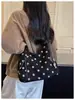 Bolso tote de lunares de moda de gran capacidad, nueva colección otoño 2026, bolso de hombro simple y casual para el día a día y para ir al trabajo