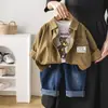 Jaqueta Camisa Fashion Masculina Estampa de Letras Camisa Base Calça Jeans Conjunto de Três Peças Novo para Primavera e Outono Direto do Fabricante