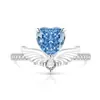 Anillo de Alas de Ángel con Forma de Corazón Cortado Flor de Hielo de Piedra Preciosa de Color de Venta Caliente en Transmisión en Vivo, Anillo de Alas con Forma de Corazón de Diamante de Alto Carbono Galvanizado en Oro Real