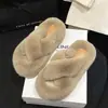 Chinelos de algodão Outono/Inverno 2026, novos sapatos peludos estilosos para casa com tiras cruzadas, solas grossas, adequados para uso externo, estilo slip-on de pelúcia