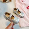 Sapatos infantis estilo coreano 2026 outono novo modelo sapatos infantis de couro com velcro, sapatos de menina de sola macia retrô, sapatos de camurça rasos torcidos