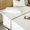 Cubrecama Acolchado de Algodón Arrugado de Doble Cara Estilo Coreano con Bordado, Juego de Tres Piezas, Suave y Amigable con la Piel para Dormir Directamente en la Cama