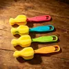 Escova para bico de mamadeira com cabo e furo para pendurar para uso doméstico, disponível em várias cores, uma pequena ferramenta para limpar mamadeiras de bebê