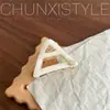 Pinza de Agarre Triángulo Rayas Ácido Acético Estilo Coreano Etiqueta Dorada YD Pinza de Tiburón para Recoger Cabello a la Mitad Tocado de Alta Calidad Personalizado