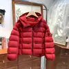 Chamarra corta de plumas con capucha para mujeres petite, moda invierno 2026, con logo en la manga, cálida y de corte holgado