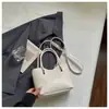 Bolso tejido de nicho de alta gama nuevo para primavera y verano, bolso cubo, bolso tipo empanada, bolso de axila simple y elegante de alta gama para mujer