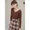 Camiseta básica blanca de cuello en V para mujer, nuevo estilo de otoño, suéter dulce, corte ajustado, top de punto interior favorecedor para mujer