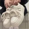 Zapatillas blancas de suela gruesa resistentes al olor para mujer, nuevo modelo versátil de principios de primavera 2026, casuales deportivas que aumentan la altura para estudiantes
