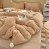 Conjunto de cuatro piezas estilo lindo y femenino de invierno con pompón grande de vellón de cordero, vellón de leche Grado A, extra grueso y afelpado, funda de edredón y sábana 3