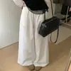 Foto real da nova moda feminina coreana Dongdaemun outono 2026: calças casuais largas, de cor sólida, cintura elástica, simples