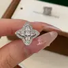 Pendientes de trébol de cuatro hojas plateados con diamantes, pendientes pequeños exquisitos, personalidad simple europea y americana, pendientes de alta gama para Instagram, venta al por mayor