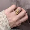 Anillo Dorado Nuevo Único con Diseño de Flor Hueca para Mujer, Joyería Versátil de Gama Alta con Diseño de Nicho, Anillo Abierto para Dedo Índice