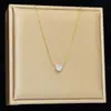Novo Design Colar Pingente de Diamante de Seis Garras Cor Dourada de Luxo para Mulheres, Corrente de Clavícula de Verão, Acessório de Nicho de Luxo Leve Que Não Desbota