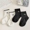 Calcetines infantiles de otoño e invierno para niñas dopamina, dulces nuevos calcetines infantiles de media pantorrilla con lunares negros, blancos y grises y encaje