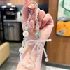 Cadena para Teléfono de Fresa de Cristal Iridiscente con Lazo de Pedrería Brillante, Correa de Muñeca Antiperdida, Llavero Encanto de Bolsa Femenino