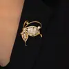 Broche de borboleta de alta qualidade, totalmente cravejado de diamantes com montagem de cobre e zircônia cúbica microcravejada, perfeito para vestidos de noite e trajes formais; direto da fábrica de origem