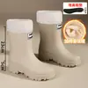 Botas de chuva femininas de cano médio, modelo novo 2025, com sola grossa, impermeáveis, antiderrapantes, estilosas, adequadas para uso ao ar livre, estilo japonês, sapatos aquáticos confortáveis
