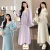 Ropa de maternidad para otoño e invierno, nuevo conjunto de dos piezas de cárdigan de punto suave y acogedor y vestido tipo chaleco con encaje de ganchillo en V, efecto adelgazante