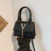 Bolsa Feminina de Design Francês 2024 Nova Bolsa de Borla da Moda Internet Popular Pequena Bolsa de Ombro Quadrada Casual Bolsa Simples